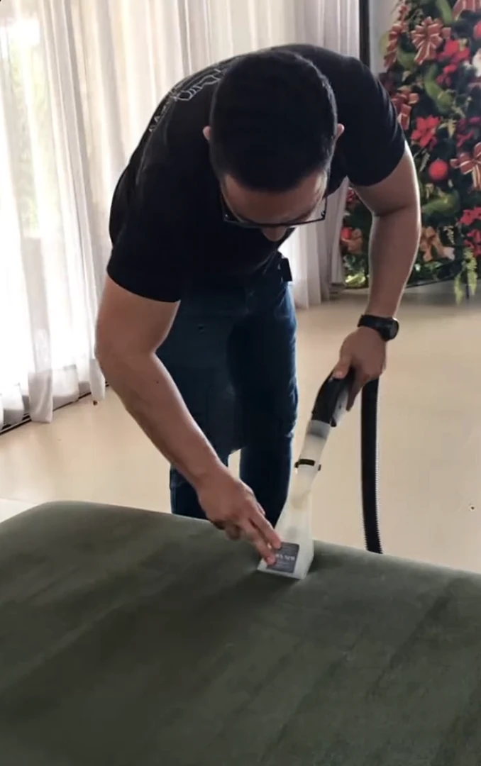 Profissional da Sofá New realizando limpeza de sofá