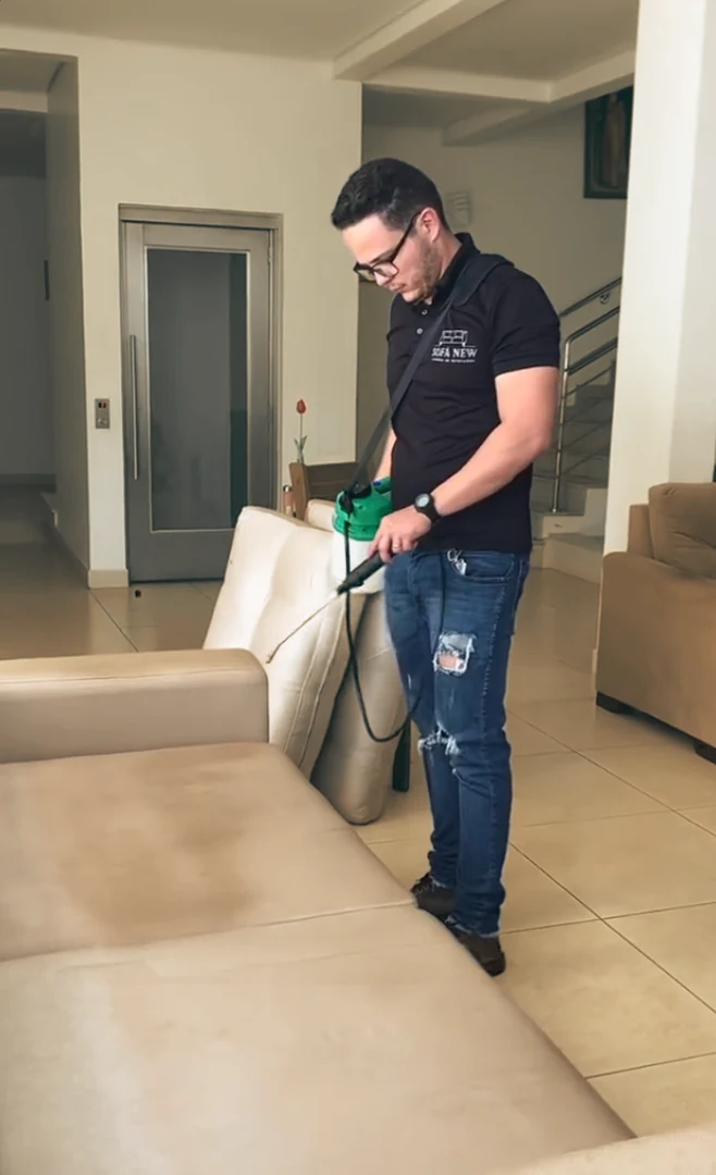 Profissional da Sofá New aplicando produto em um estofado